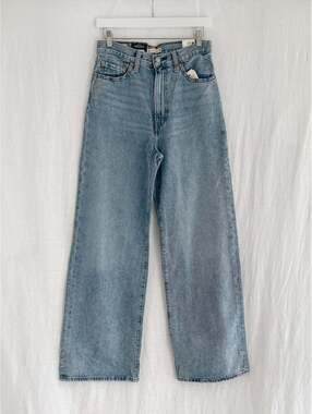 LEVI'S (NWT) - SIZE 28